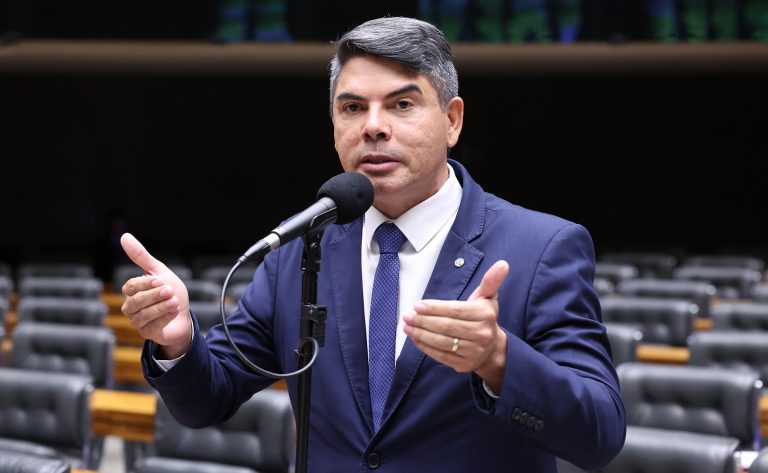 Comissão da Câmara aprova porte de arma e reconhecimento de atividade de risco para carreiras de fiscalização federal e advocacia pública