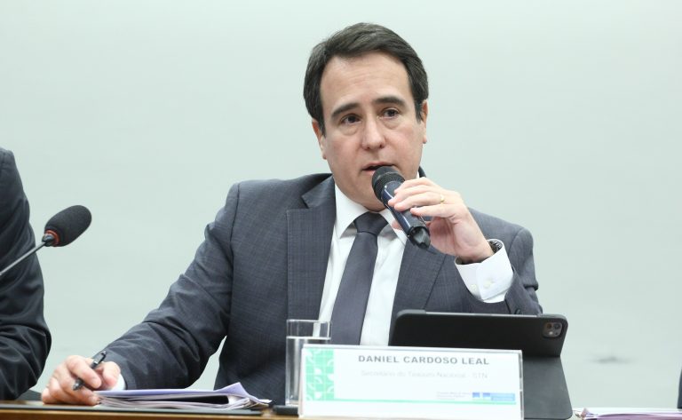 Secretário do Tesouro afirma que metas fiscais reduzirão a dívida pública a partir de 2029 em audiência na CMO