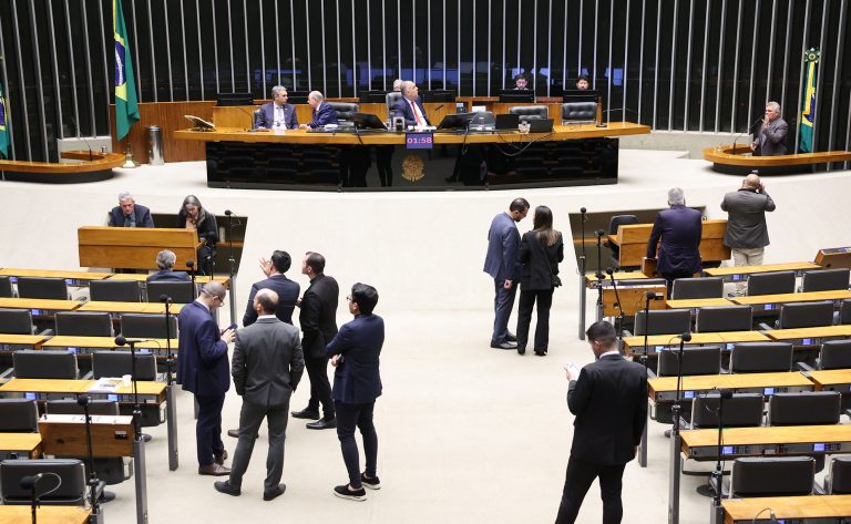 Câmara aprova crédito extraordinário de R$ 10 bilhões para subsídio ao diesel em 2026 e envia MP ao Senado