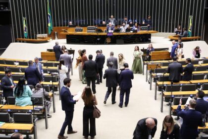 Câmara aprova projeto que proíbe cobrança de tarifa mínima de consumo e muda regras do saneamento básico
