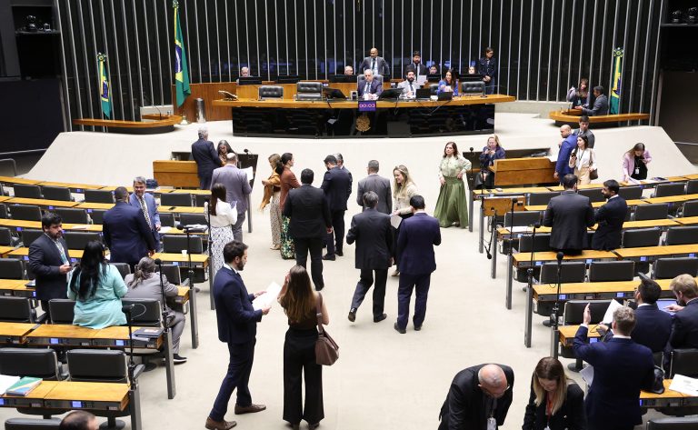 Câmara aprova projeto que proíbe cobrança de tarifa mínima de consumo e muda regras do saneamento básico