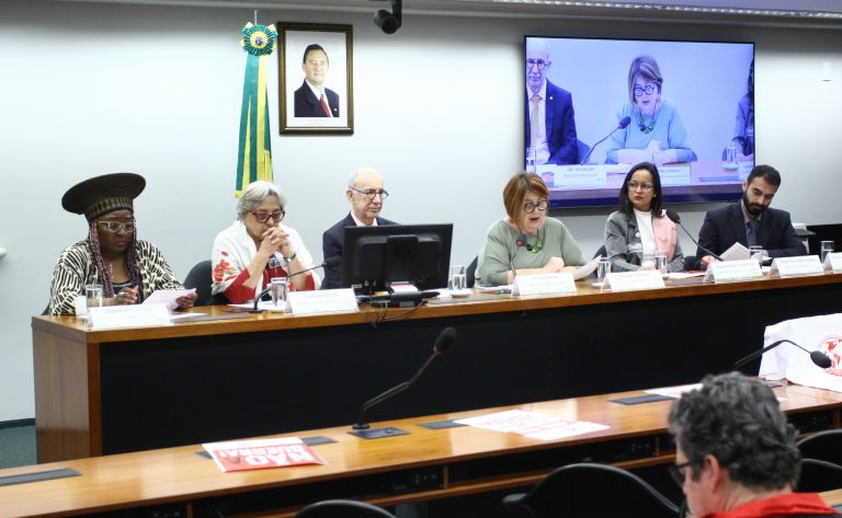 Audiência na Câmara debate deportações em massa dos Estados Unidos e acolhimento de migrantes no Brasil