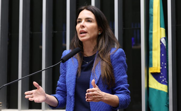 Projeto de lei de Any Ortiz retira obrigação de ajuste escolar para a Copa do Mundo Feminina 2027