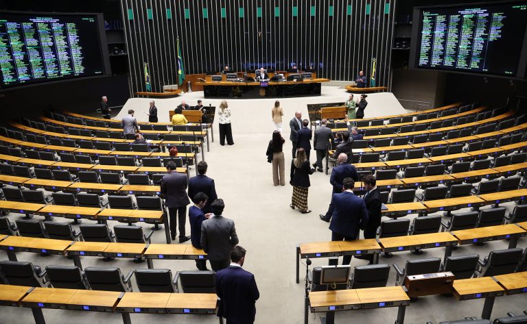 Câmara aprova uso de fotografia com cocar e turbante em documentos oficiais e encaminha projeto ao Senado