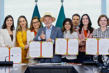 Presidente sanciona leis do Pix Pensão e de divulgação do Ligue 180 em cerimônia no Planalto