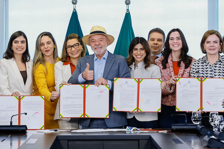 Presidente sanciona leis do Pix Pensão e de divulgação do Ligue 180 em cerimônia no Planalto